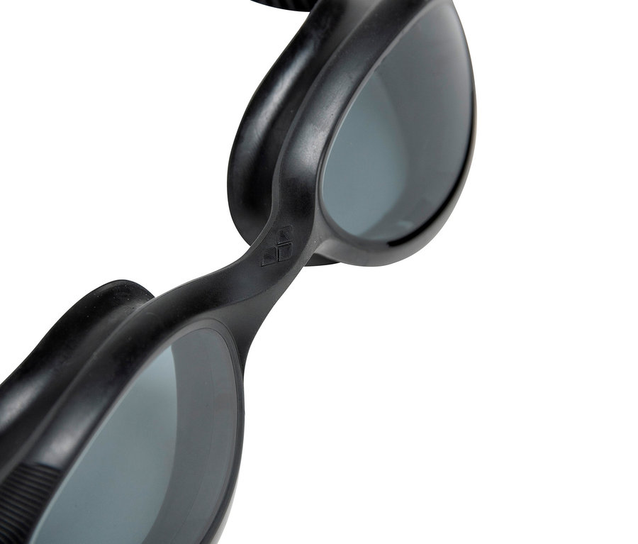 Detailaufnahme einer schwarzen arena Unisex-Schwimmbrille THE ONE PLUS.
