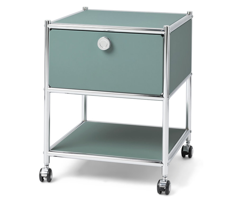Ein petrolfarbener Nachttisch mit Chromrahmen und Rollen.