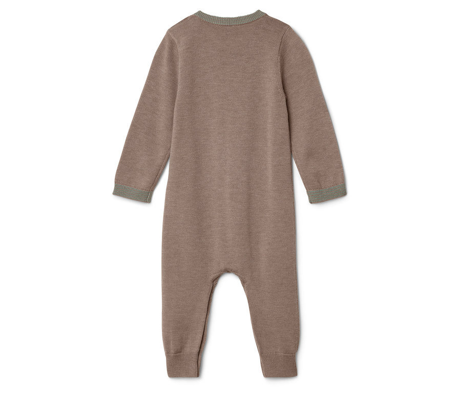 Brauner Baby-Overall mit langen Ärmeln.
