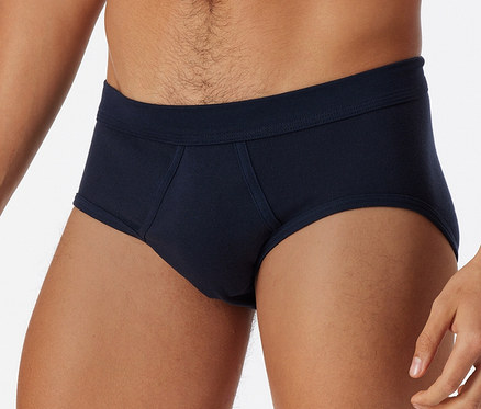Mann trägt marineblaue SCHIESSER Sportslips.