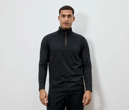 Mann trägt ein schwarzes Langarmshirt mit Reißverschluss am Hals.