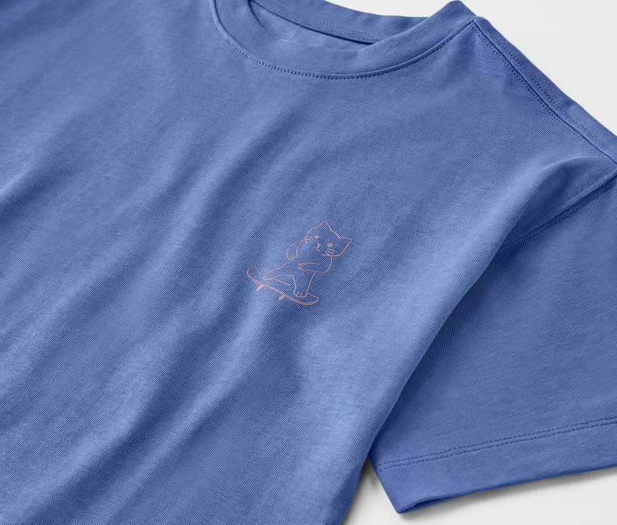 Blaues Heavy Kinder-T-Shirt mit überschnittenen Schultern und einer Zeichnung einer Katze auf einem Skateboard.