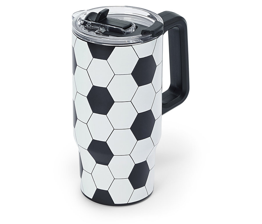 Ein Thermobecher mit Fußballmuster und schwarzem Griff steht auf einem weißen Hintergrund.