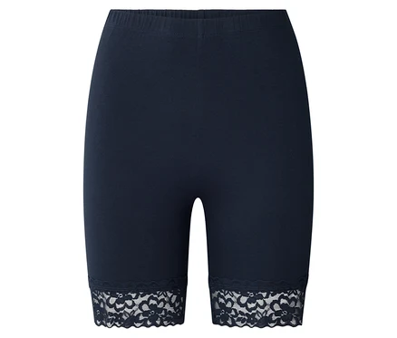 Nahaufnahme von marineblauen, kurzen Leggings mit Spitzenbesatz am Beinabschluss.