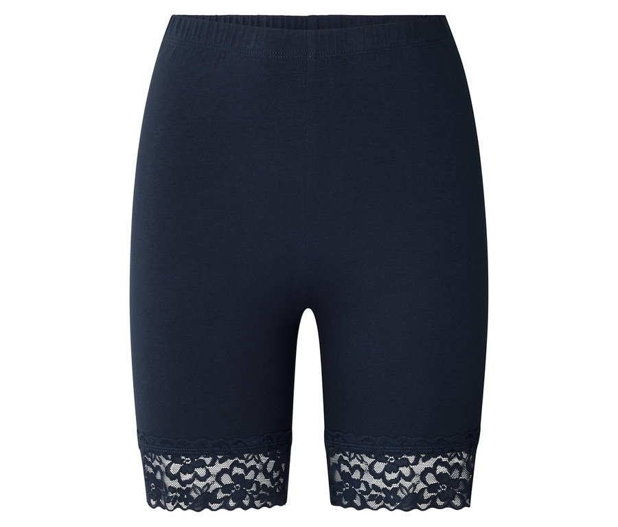 Nahaufnahme von marineblauen, kurzen Leggings mit Spitzenbesatz am Beinabschluss.