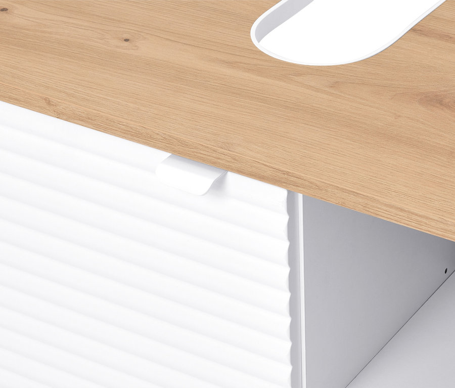 Detailansicht eines hellbraunen Holztisches mit einer weißen, geriffelten Schubladenfront darunter.