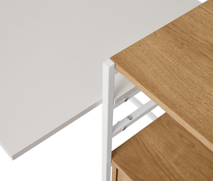 Detailansicht einer weißen Tischplatte neben einem Regal mit Holzoberflächen und einem weißen Rahmen.