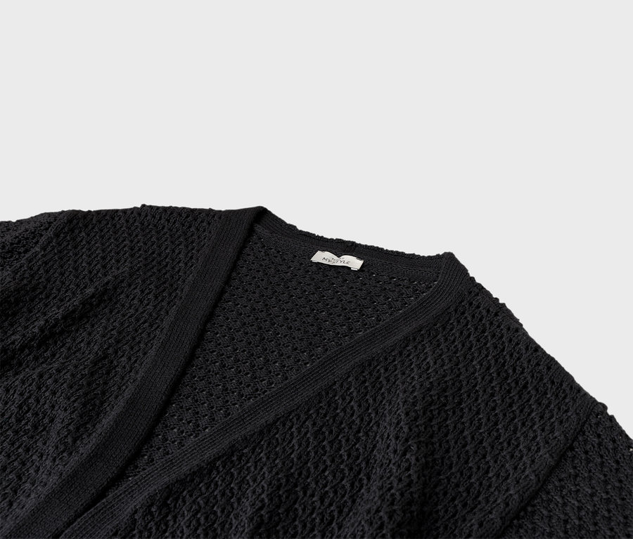 Nahaufnahme einer schwarzen Strickjacke mit V-Ausschnitt.