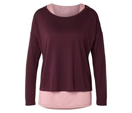 Dunkelrotes, langärmliges Oberteil über einem rosa Tanktop.