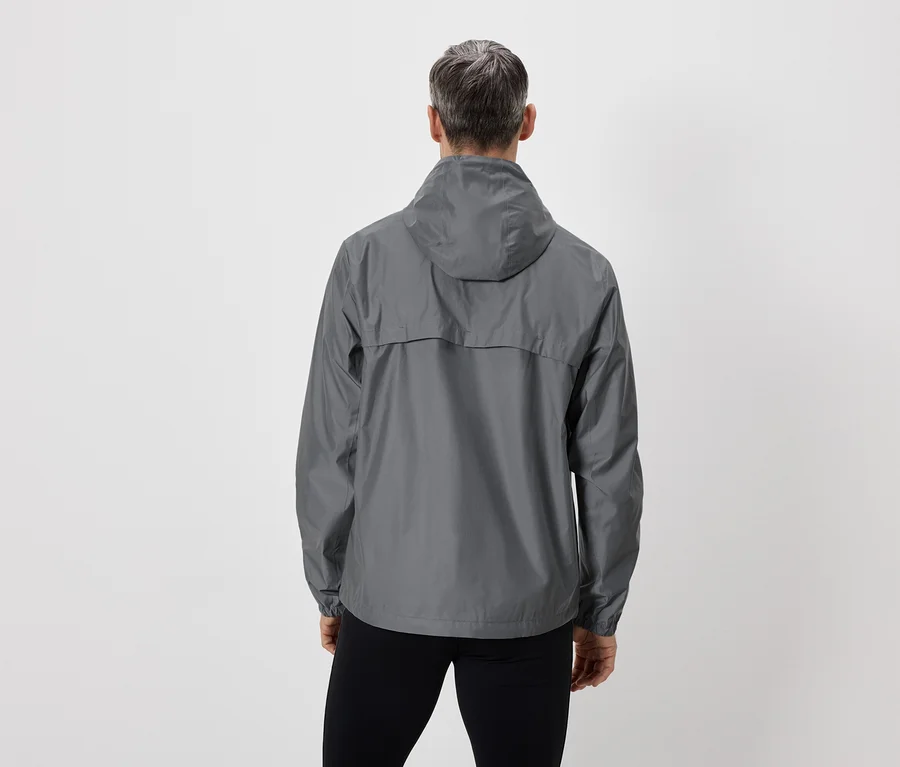 Rückansicht einer Person mit grauen Haaren, die eine graue Regenjacke mit Kapuze und schwarze Hose vor einem weißen Hintergrund trägt.