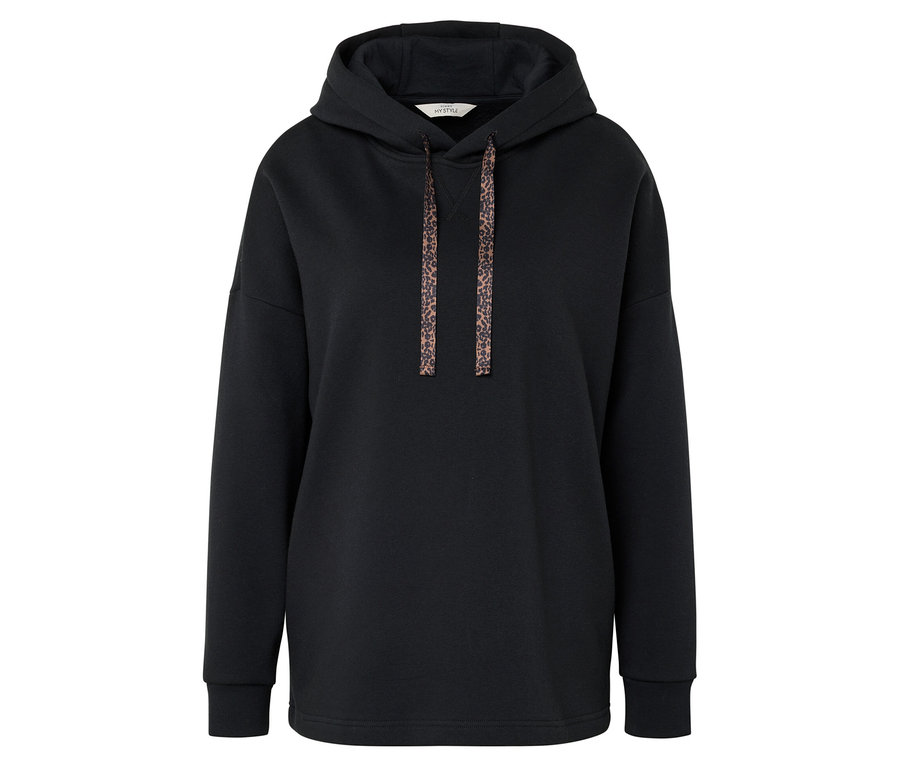 Schwarzer Kapuzenpullover mit Kordeln mit Leopardenmuster.
