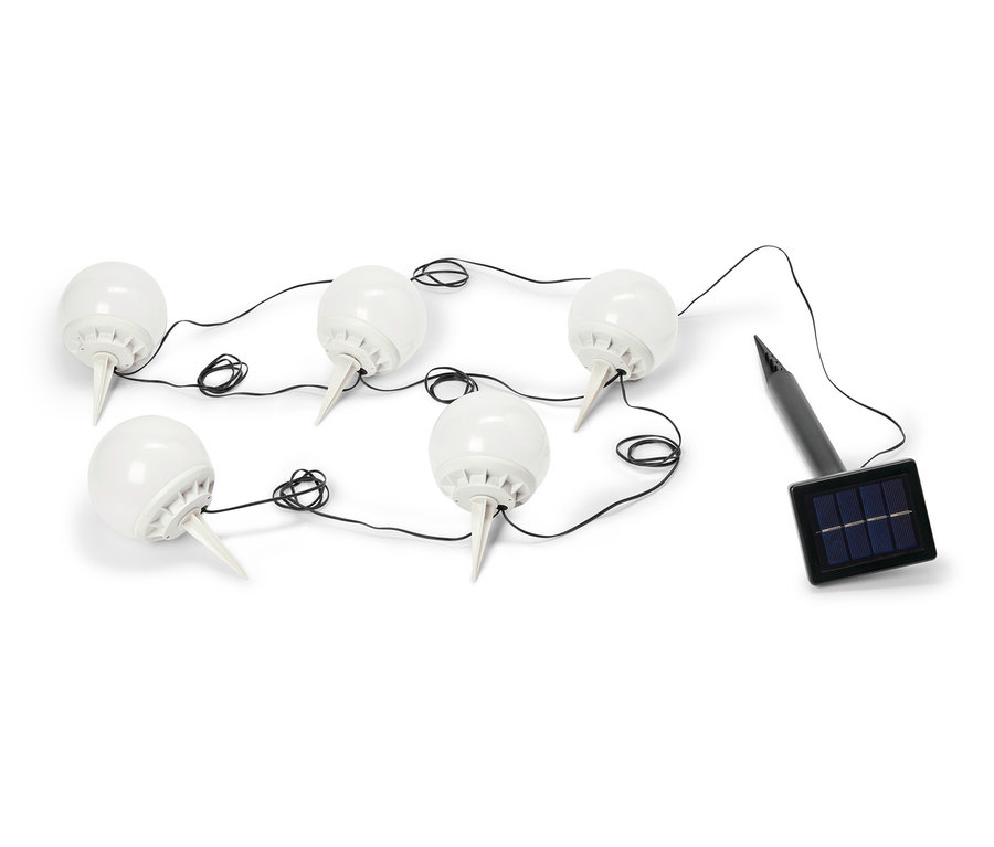 Sechs weiße kugelförmige Gartenleuchten sind durch ein schwarzes Kabel verbunden, das zu einem kleinen schwarzen Solarpanel führt.
