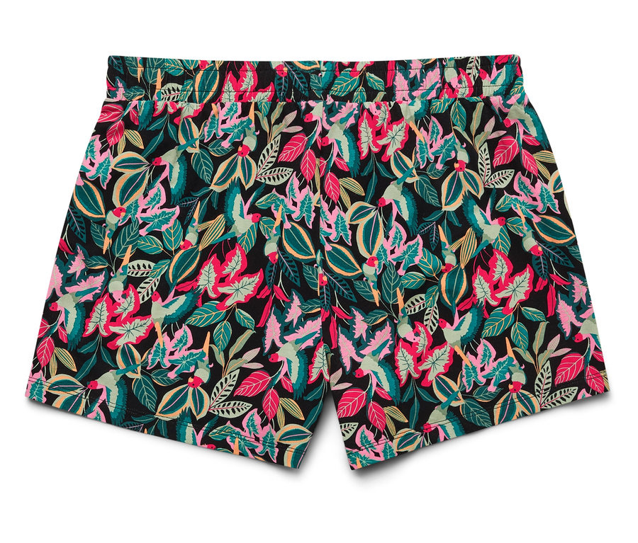 Eine kurze Hose mit einem schwarzen Hintergrund und einem Muster aus rosa, grünen und gelben Blättern liegt auf einem weißen Hintergrund.