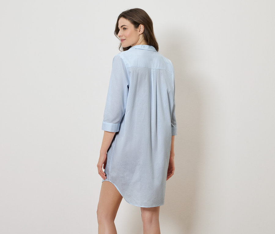Frau von hinten in einem hellblau gestreiften Hemdkleid.