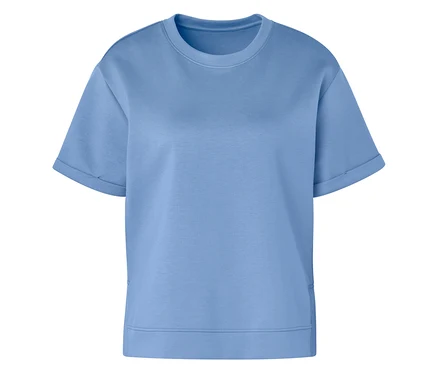 Hellblaues T-Shirt mit kurzen Ärmeln und umgeschlagenen Ärmelenden.