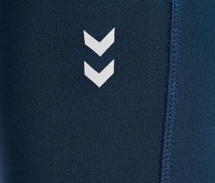 Detailaufnahme einer marineblauen Leggings mit weißem Winkel-Logo.