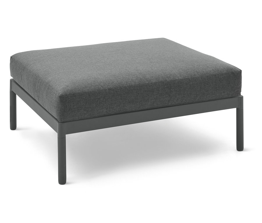 Grauer, gepolsterter Hocker mit dunklem Metallgestell.