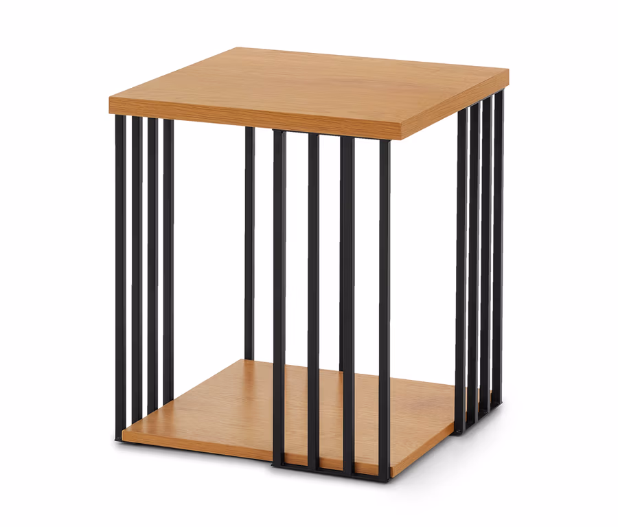 Quadratischer Beistelltisch mit hellen Holzplatten und schwarzen Metallstäben, die die obere und untere Ablage verbinden.