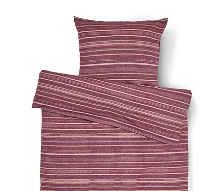 Bordeauxfarbene Bettwäsche mit horizontalen Streifen in Rosa und Beige, bestehend aus einem Kissenbezug und einem gefalteten Bettbezug.