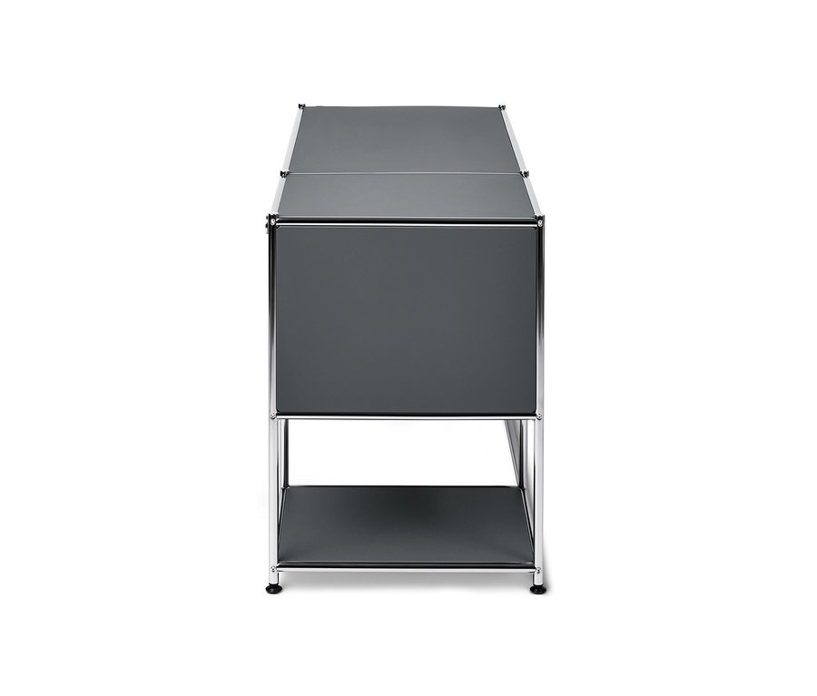 Detailansicht eines grauen Metall-Schreibtischs »CN3« mit Klapptür.