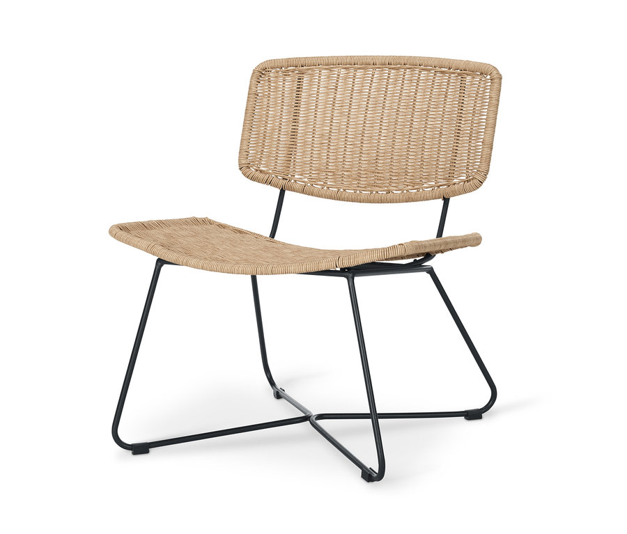Design-Loungesessel mit Polyrattangeflecht auf schwarzem Metallgestell.