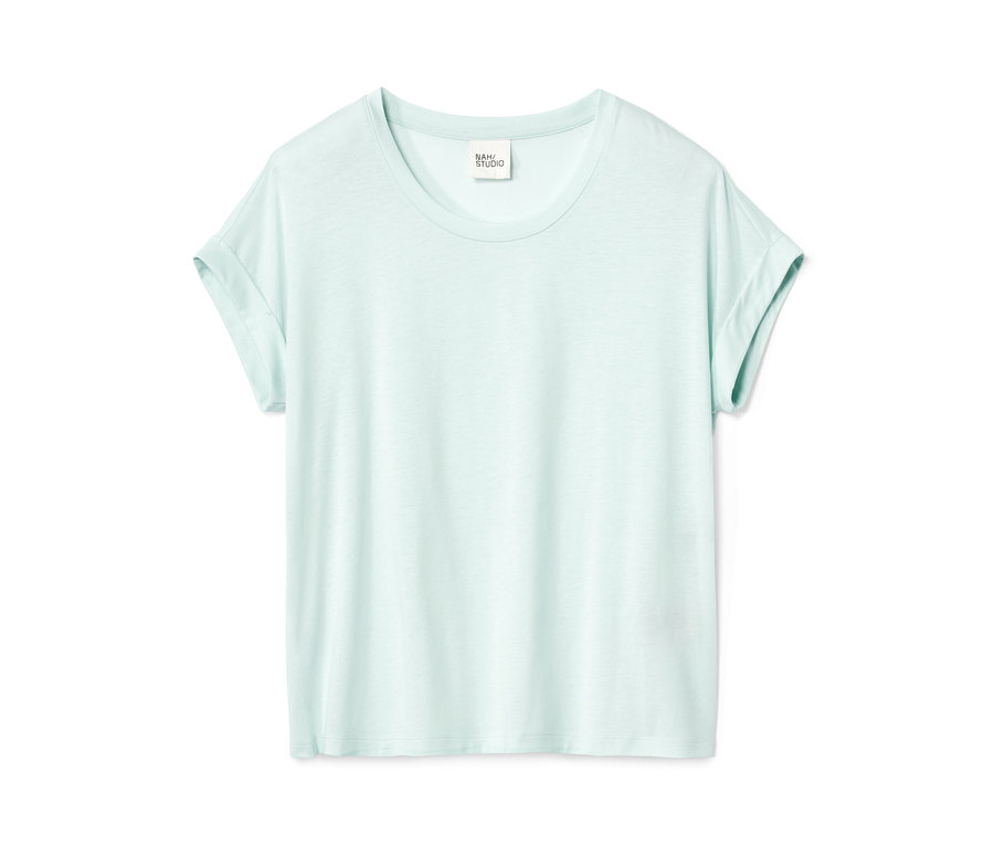 Ein NAH/STUDIO T-Shirt | REFIBRA™ in Caribbean Blue.