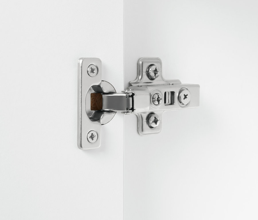 Detail eines silbernen Scharniers an einem weißen Bad-Hochschrank »Eklund«.