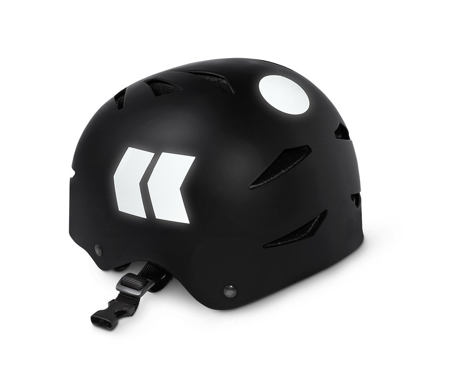 Schwarzer Helm mit reflektierenden Aufklebern.