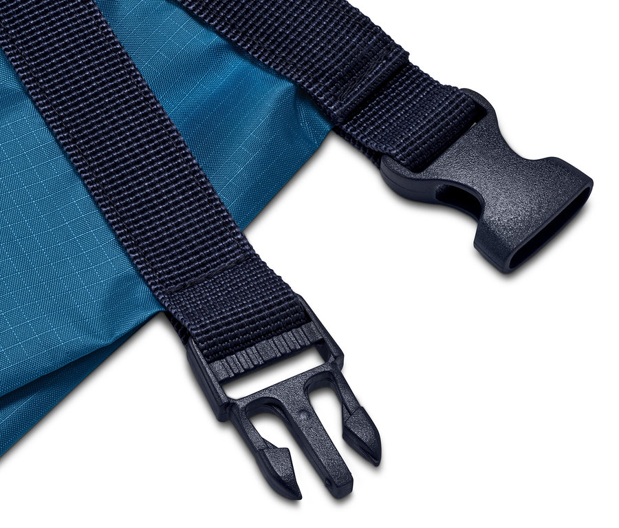 Detailaufnahme eines blauen, wasserfesten Packsacks mit schwarzem Schnallenverschluss.