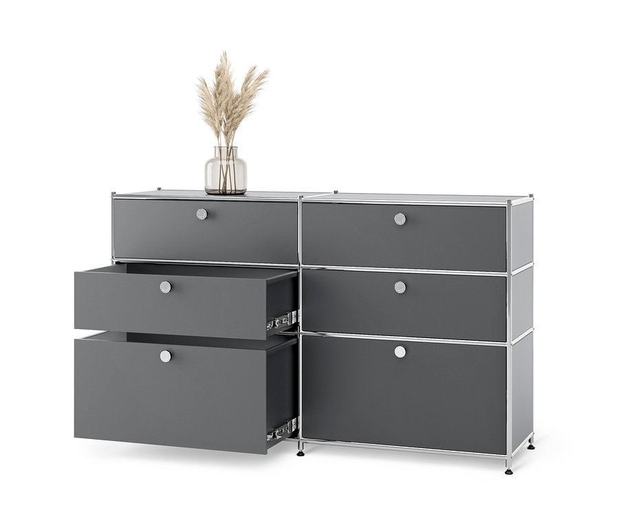 Graue Kommode Metall »CN3« mit 6 Schubladen, davon zwei geöffnet, und einer Vase mit Gras darauf.