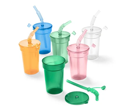 Kinderbecher-Set in Orange, Blau, Grün, Rosa und Transparent, einige mit Deckel und Strohhalm.