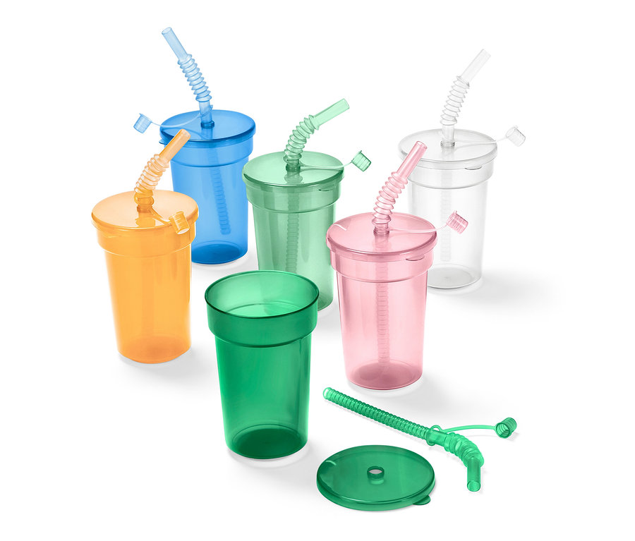 Kinderbecher-Set in Orange, Blau, Grün, Rosa und Transparent, einige mit Deckel und Strohhalm.