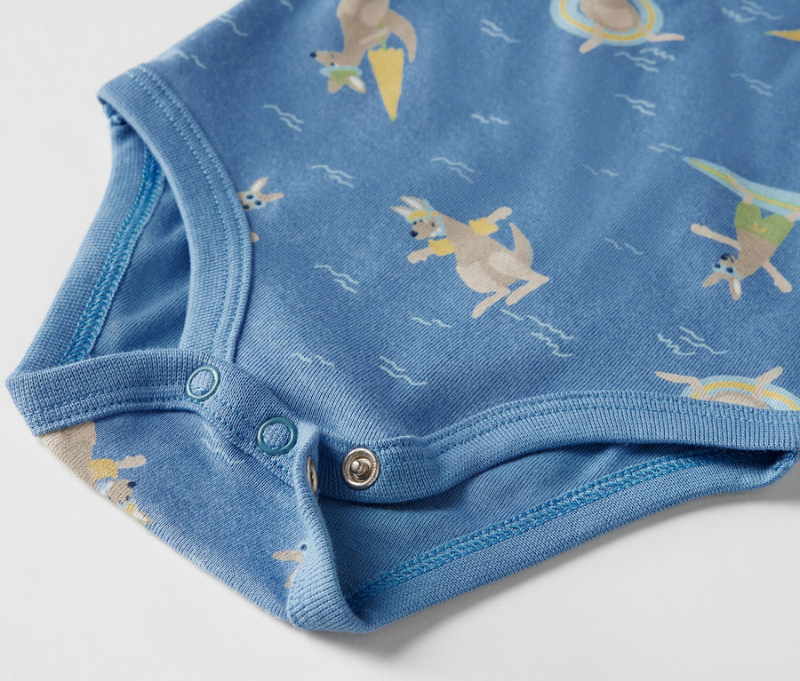 Detailansicht von einem blauen Baby-Kurzarmbody mit Känguru-Print.