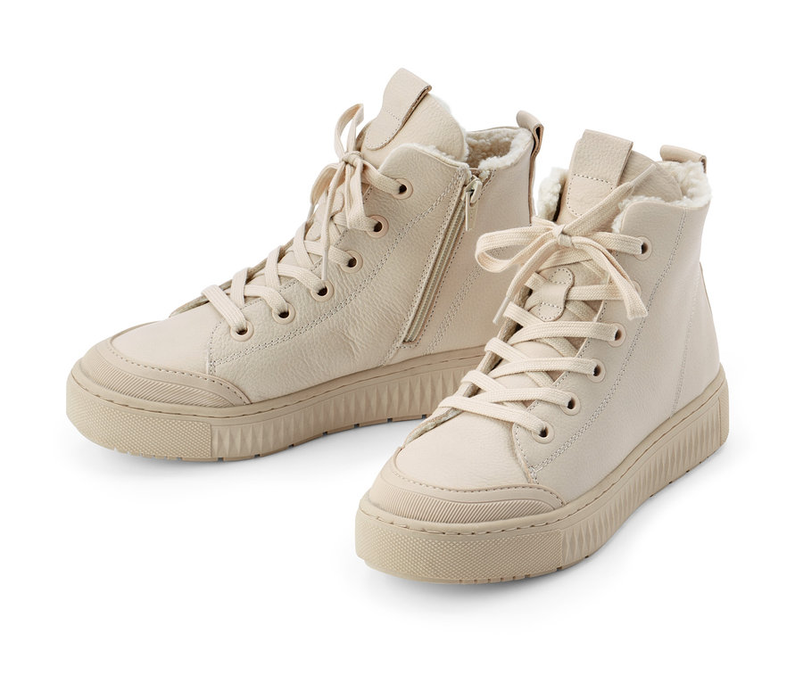 Zwei gefütterte Leder-Sneaker in Beige auf weißem Hintergrund.