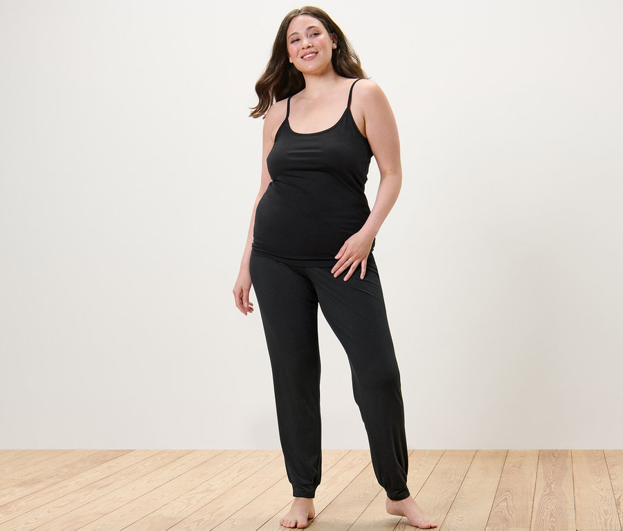 Frau trägt eine Pyjamahose und 2 Spaghetti-Hemdchen.