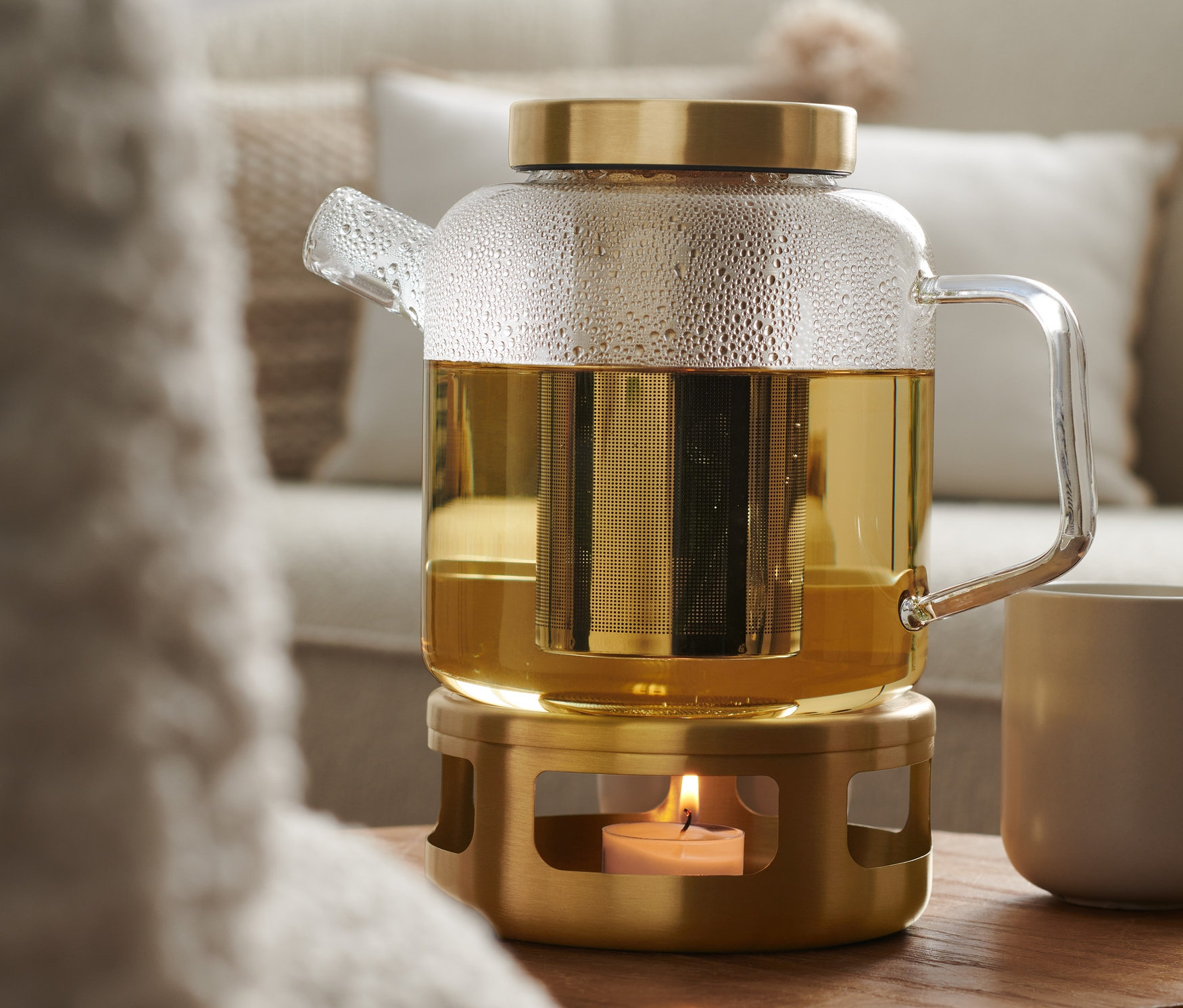 Eine Teekanne mit Tee auf einem Tisch.