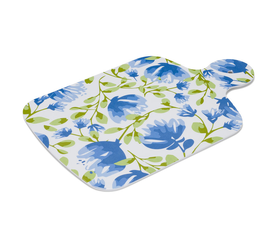 Servierbrett mit blauen Blumen und grünen Blättern auf weißem Hintergrund.