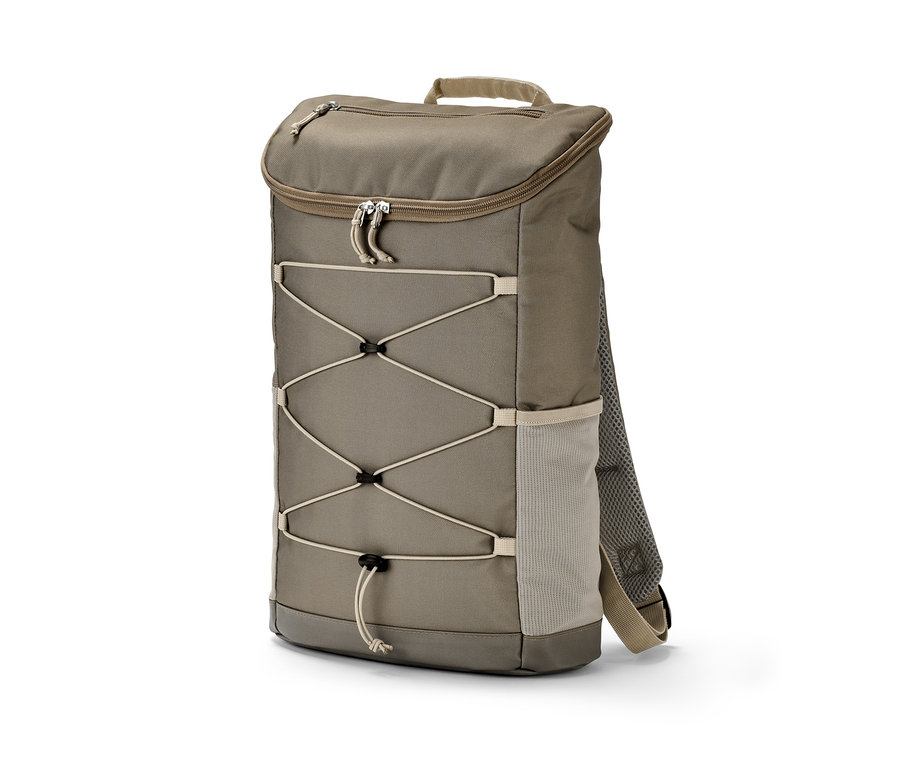 Ein taupefarbener Outdoor-Rucksack steht auf dem Boden.