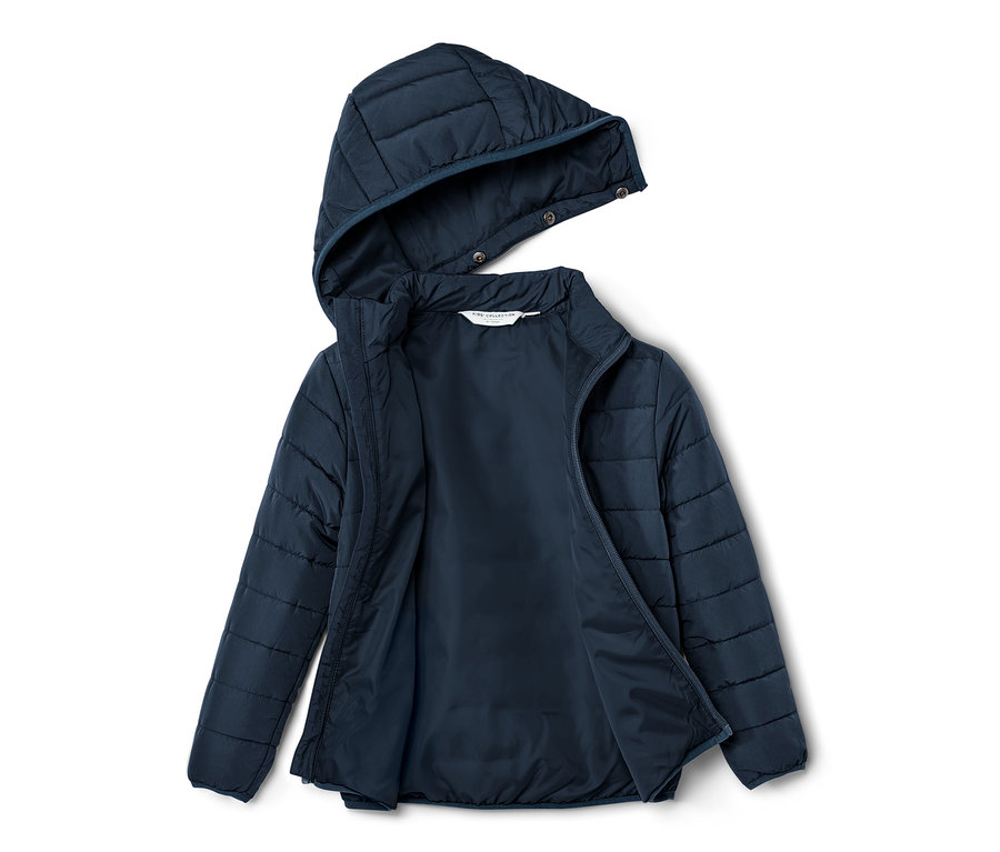 Offene, blaue Kinder-Steppjacke mit Kapuze liegt.