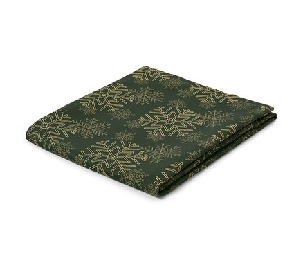 Eine grüne Jacquard-Tischdecke mit Schneeflockenmuster, gefaltet auf einem weißen Hintergrund.