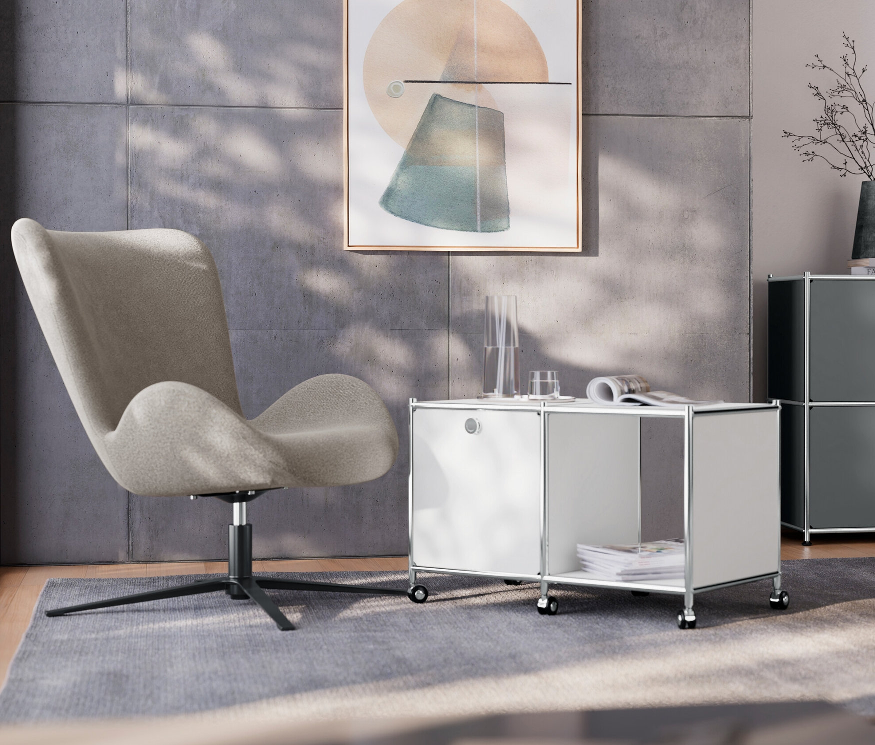 Im Wohnzimmer steht ein Drehsessel neben einem weißen Beistelltisch Metall »CN3« mit 1 Klappenfach und Rollen. Im Hintergrund befindet sich ein graues Sideboard Metall »CN3« mit 2 Klappenfächern und eine Tischleuchte aus Metall, verchromt.