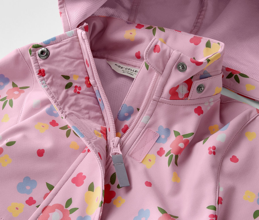 Detailaufnahme einer Kinder-Softshelljacke mit Blumenmuster.
