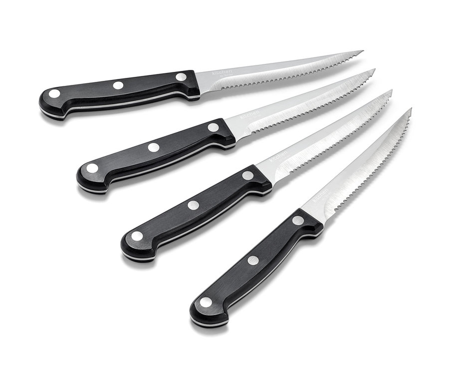 Vier Steakmesser mit schwarzen Griffen diagonal auf weißem Hintergrund angeordnet.