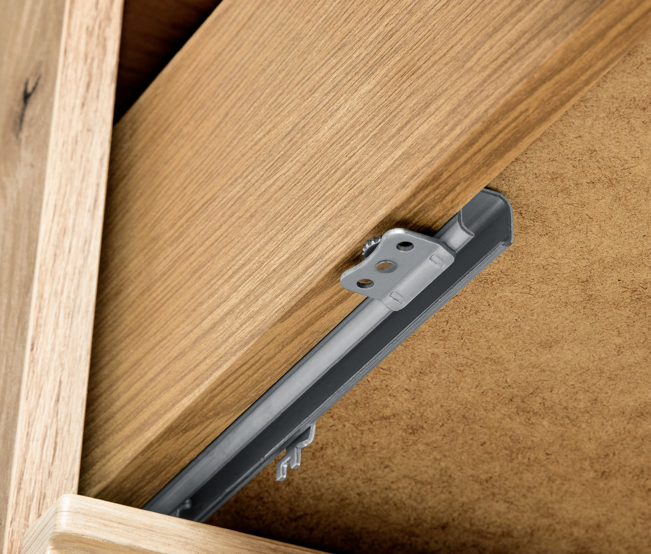 Detail einer Schublade der Kommode »REET« mit Lamellenoptik.