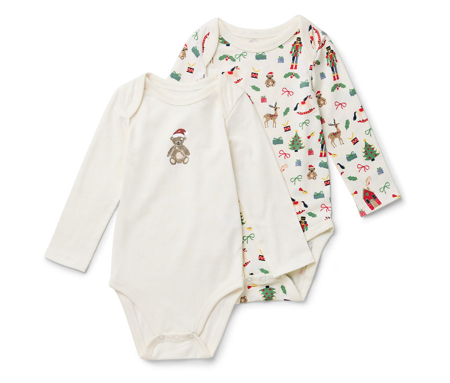 Zwei langärmelige Babybodys. Einer mit Weihnachtsmotiv, der andere mit einem Teddybär mit Mütze.