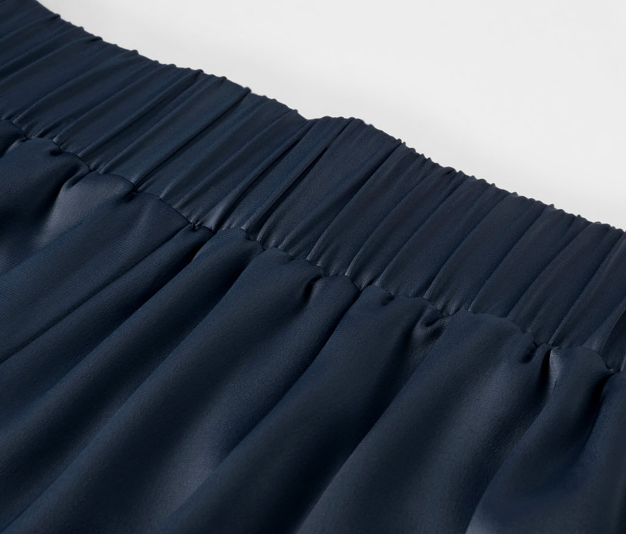 Detail einer Satinhose, navy.