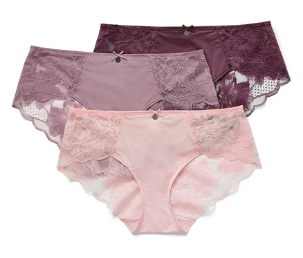 Drei Damen Slips mit Blumenspitze in den Farben Rosa, Lila und Violett liegen übereinander.
