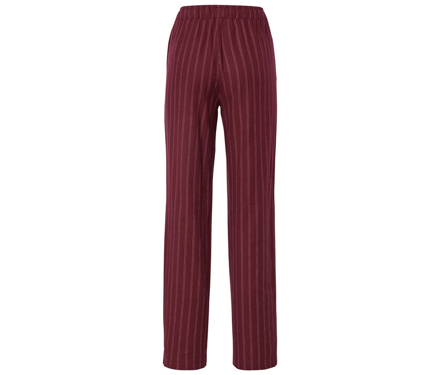 Weinrote Hose mit weißen Streifen.