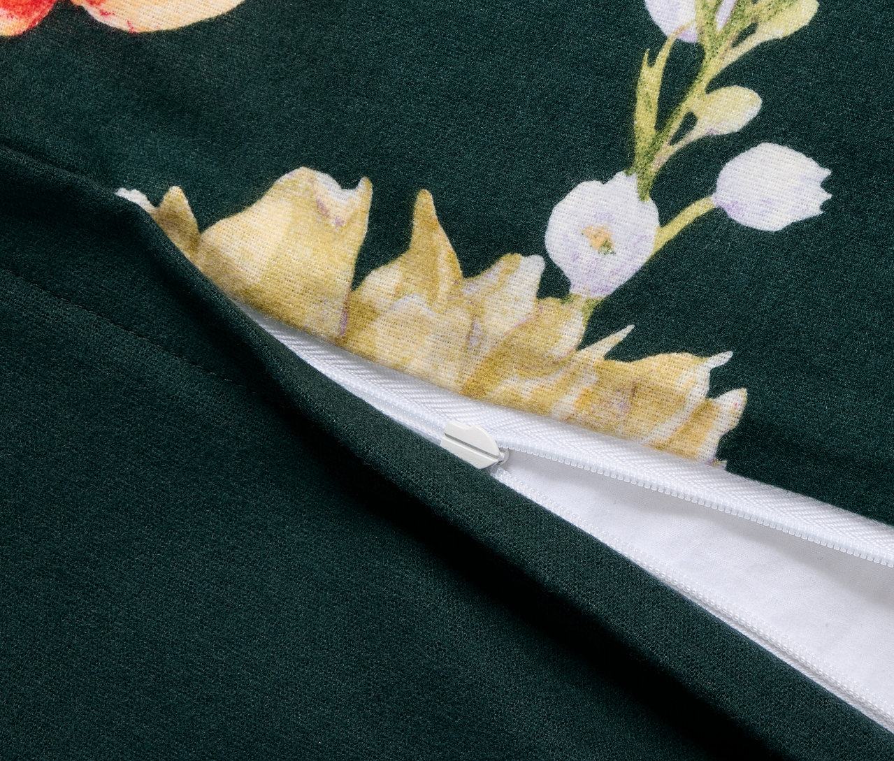 Nahaufnahme der grünen Biber-Bettwäsche in Normalgröße mit Blumenmuster und Reißverschluss.