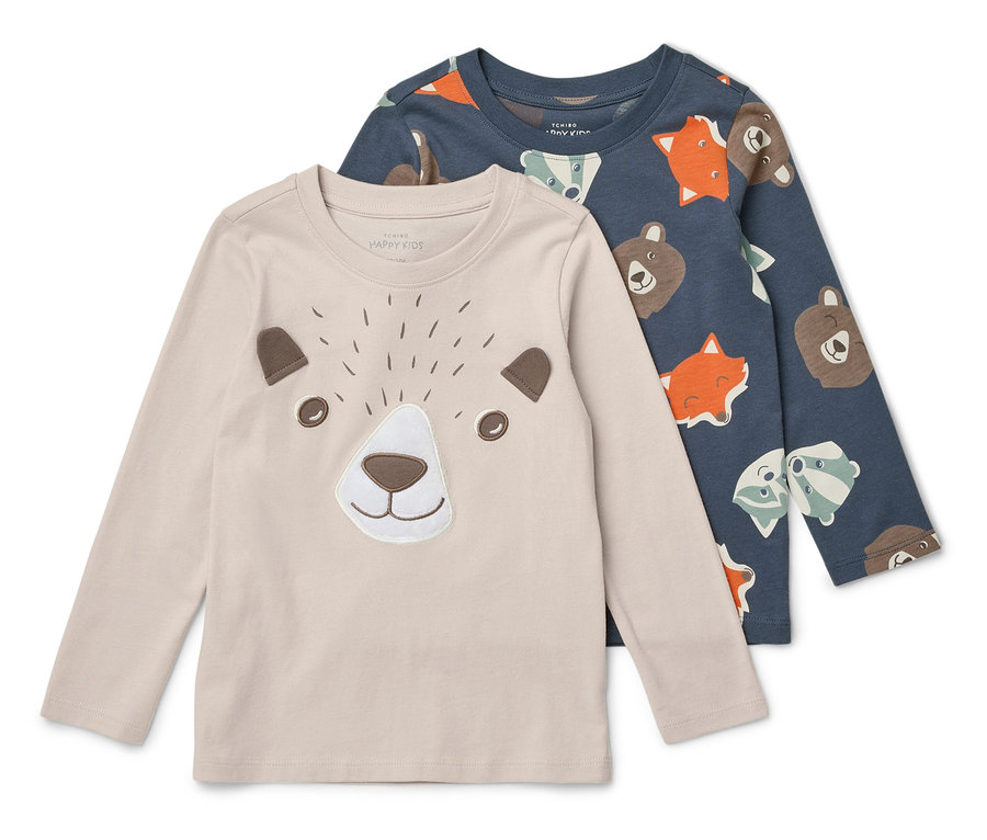 Zwei langärmelige Kinder-T-Shirts liegen übereinander. Eines ist beige mit einer Bärenkopf-Applikation, das andere blau mit einem Aufdruck aus Bären, Füchsen und Dachsen.